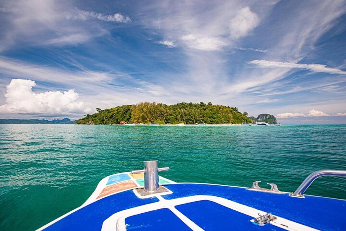 um barco na água com uma ilha ao longe