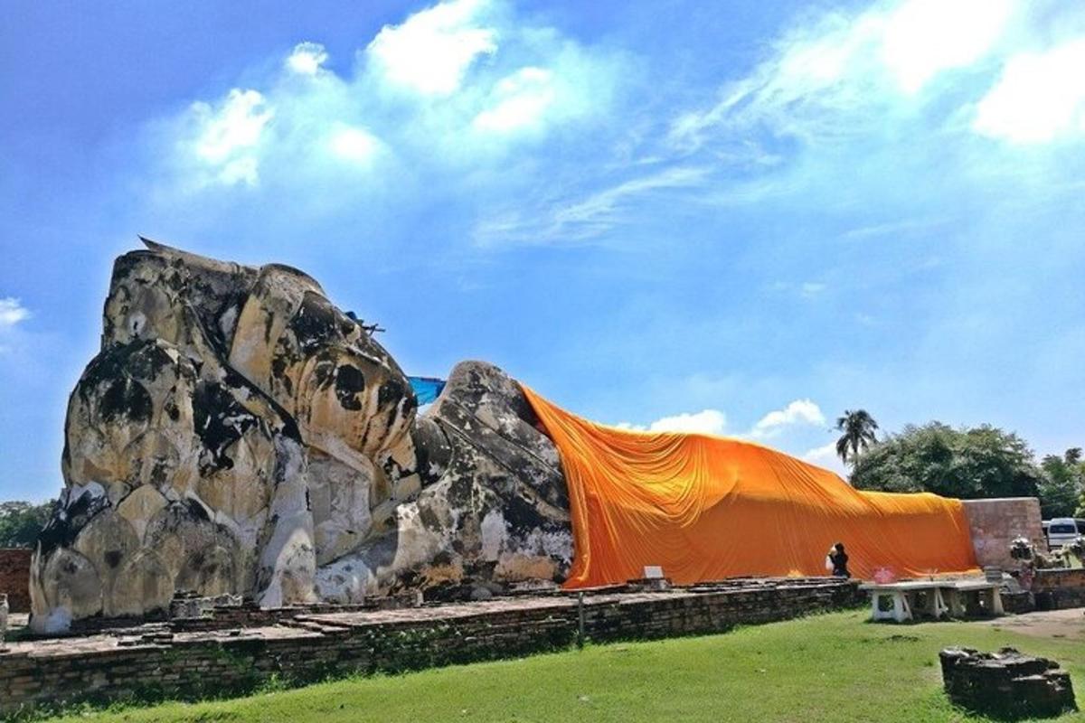 una lona naranja encima de una roca