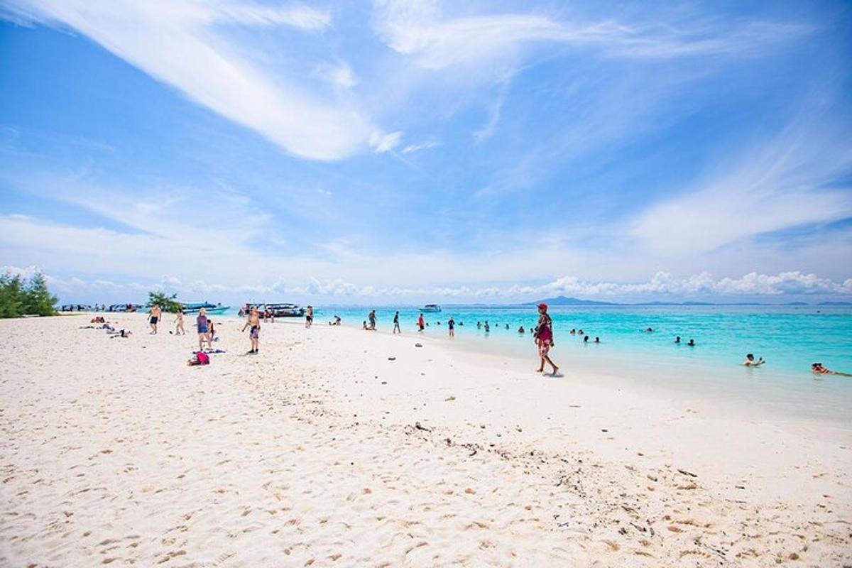 un gruppo di persone che camminano su una spiaggia
