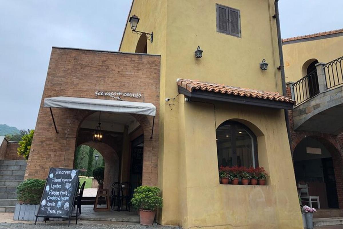 restaurace s cedulí před budovou