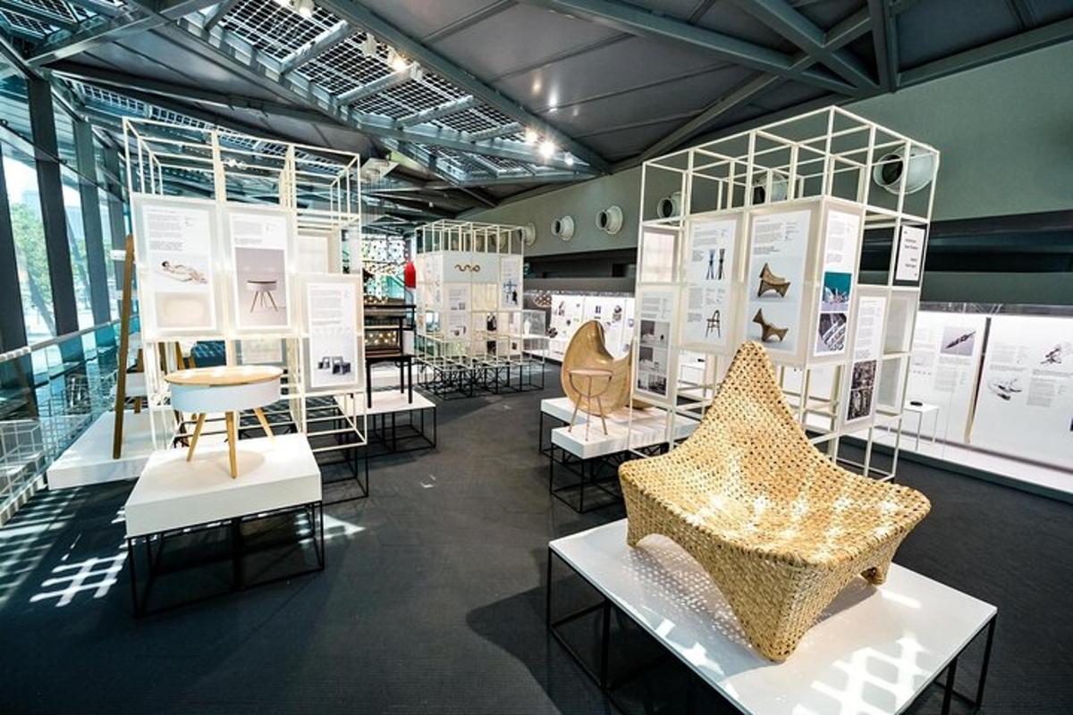 Una sala con muchos tipos diferentes de muebles en exhibición.