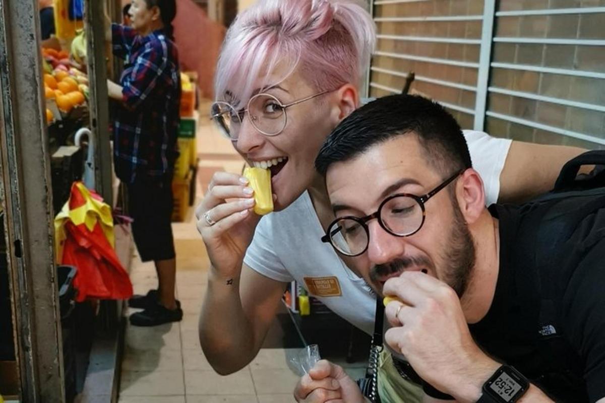 dua lelaki makan pisang dan tersenyum untuk kamera
