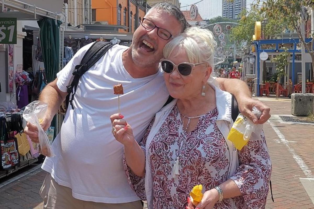 moški in ženska pozirata za sliko na ulici