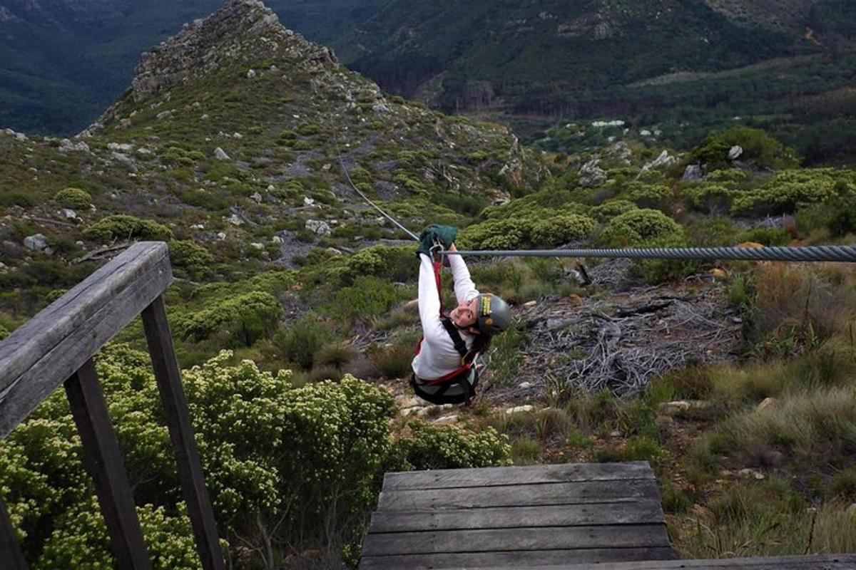una persona è appesa a un palo su una montagna