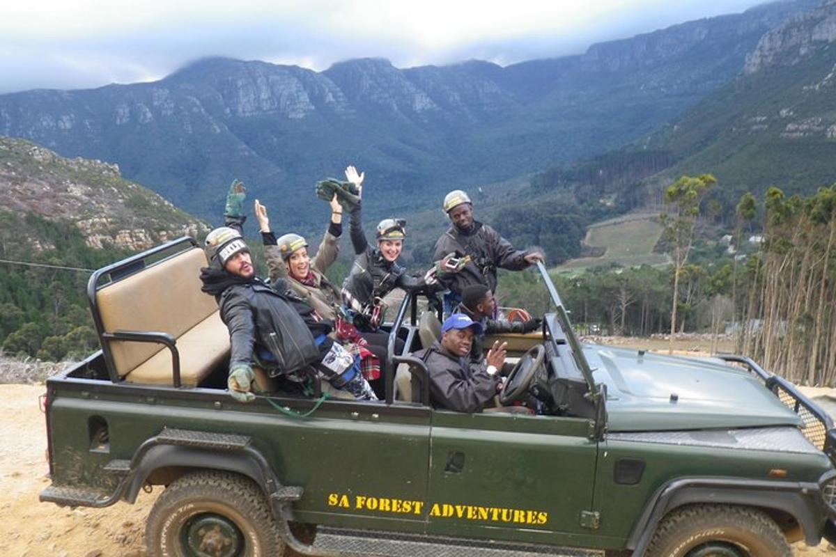 un gruppo di persone che viaggiano sul retro di un camion