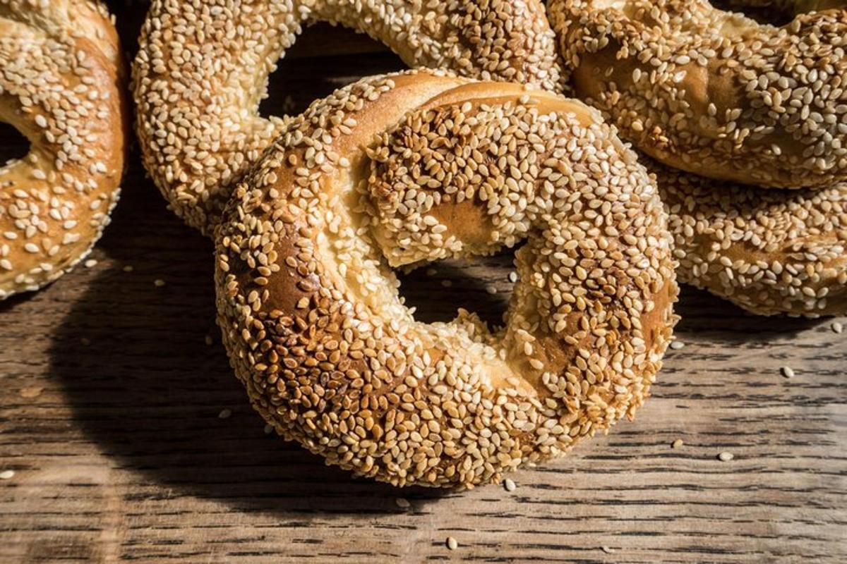 uma pilha de bagels em cima de uma mesa
