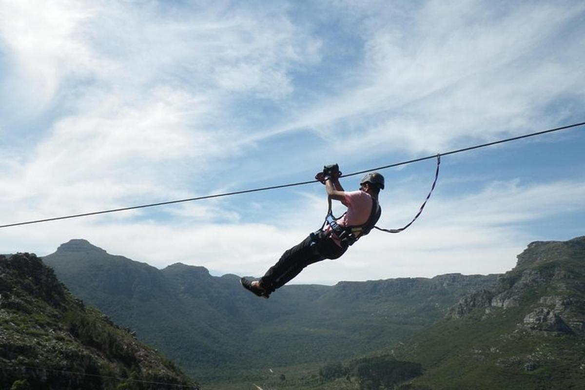 un uomo su una teleferica in montagna