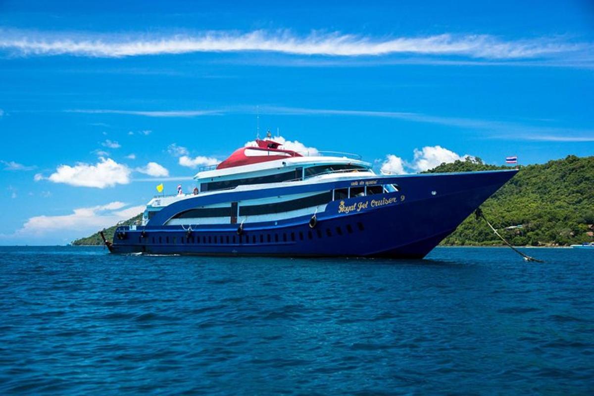 una grande nave da crociera in acqua