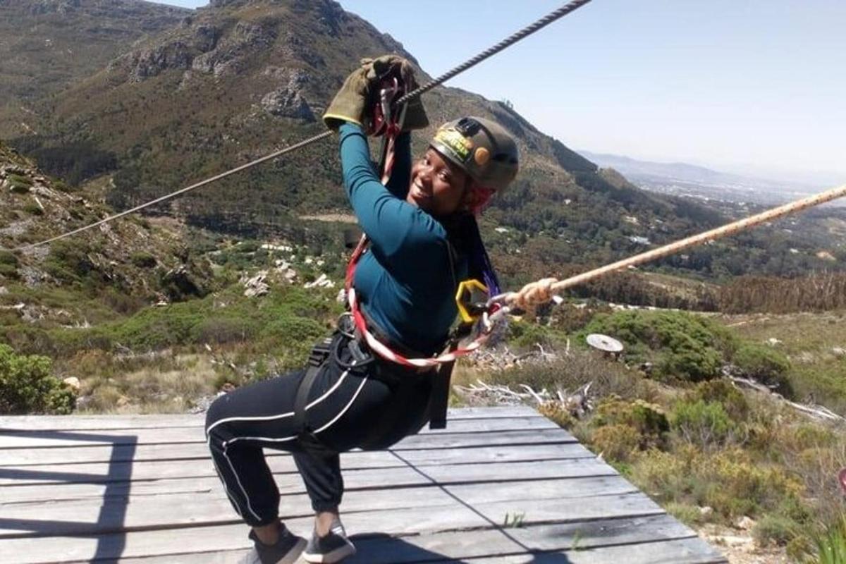 un uomo su una teleferica su una montagna