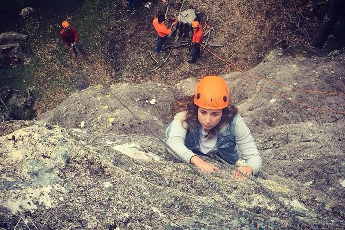 一名戴着橙色头盔的女子躺在岩石上