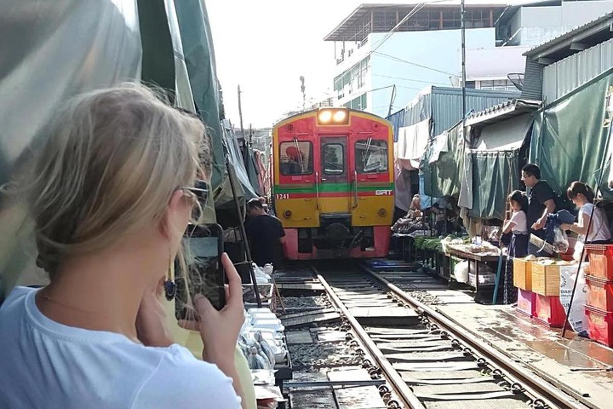 Dívka se dívá na červený a žlutý vlak