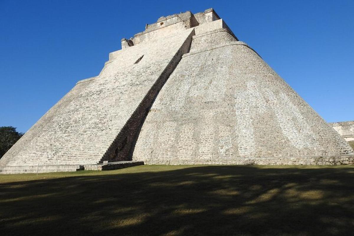 velká pyramida s modrou oblohou za ní