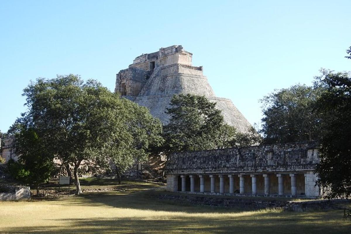 budova před horou s pyramidou