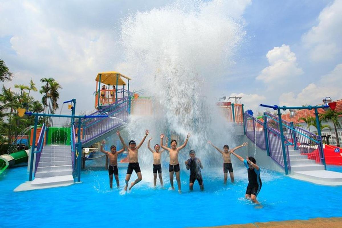 un gruppo di persone su uno scivolo d'acqua in un parco acquatico
