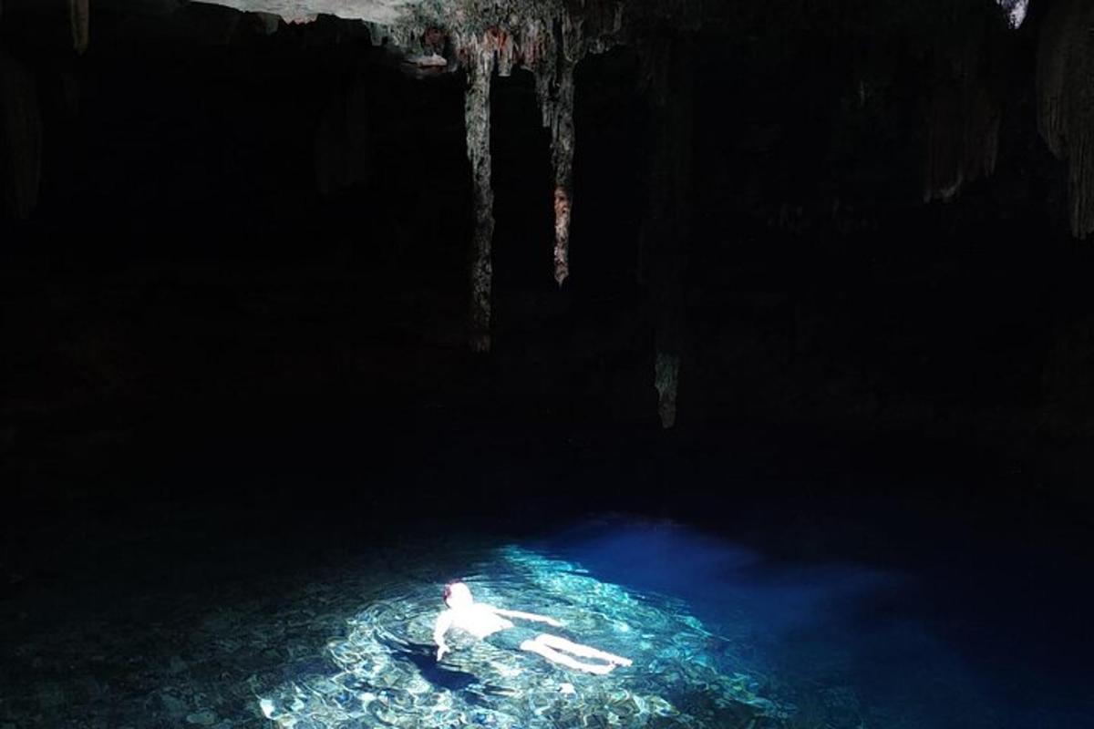 seseorang yang berenang di dalam air pada waktu malam