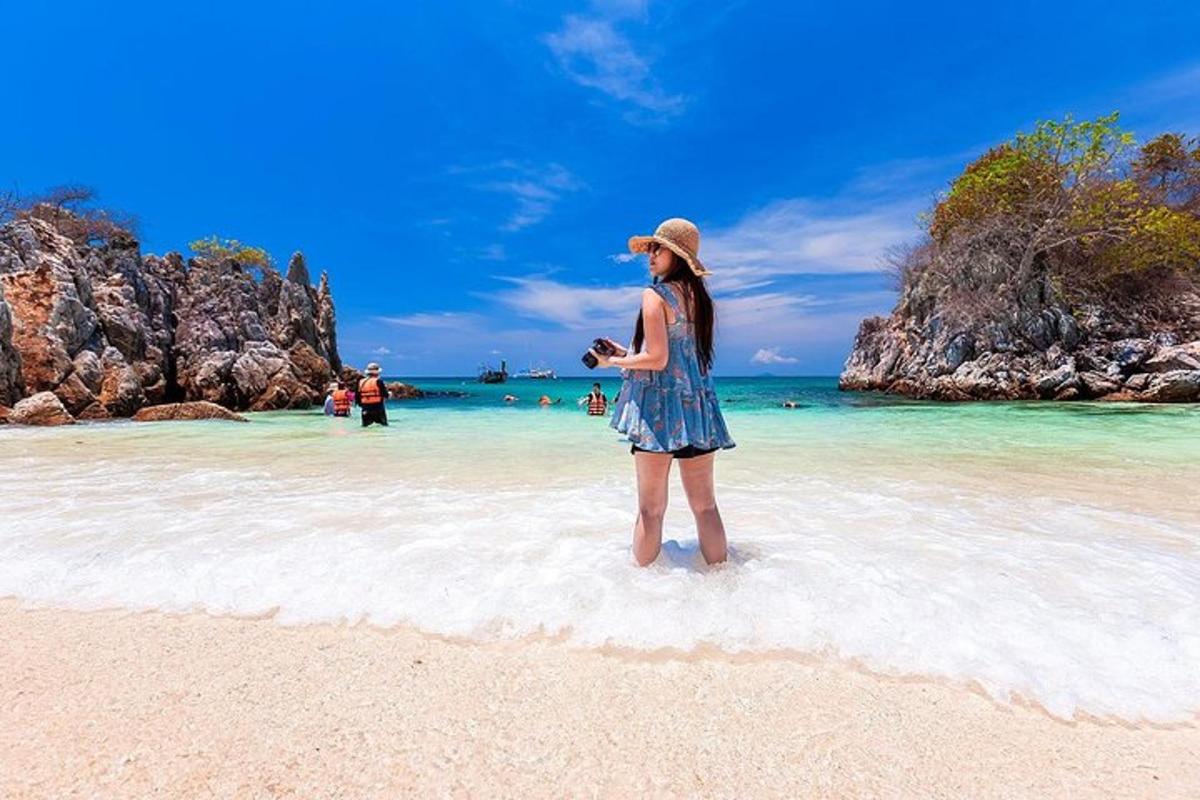 жена која стоји у води на плажи