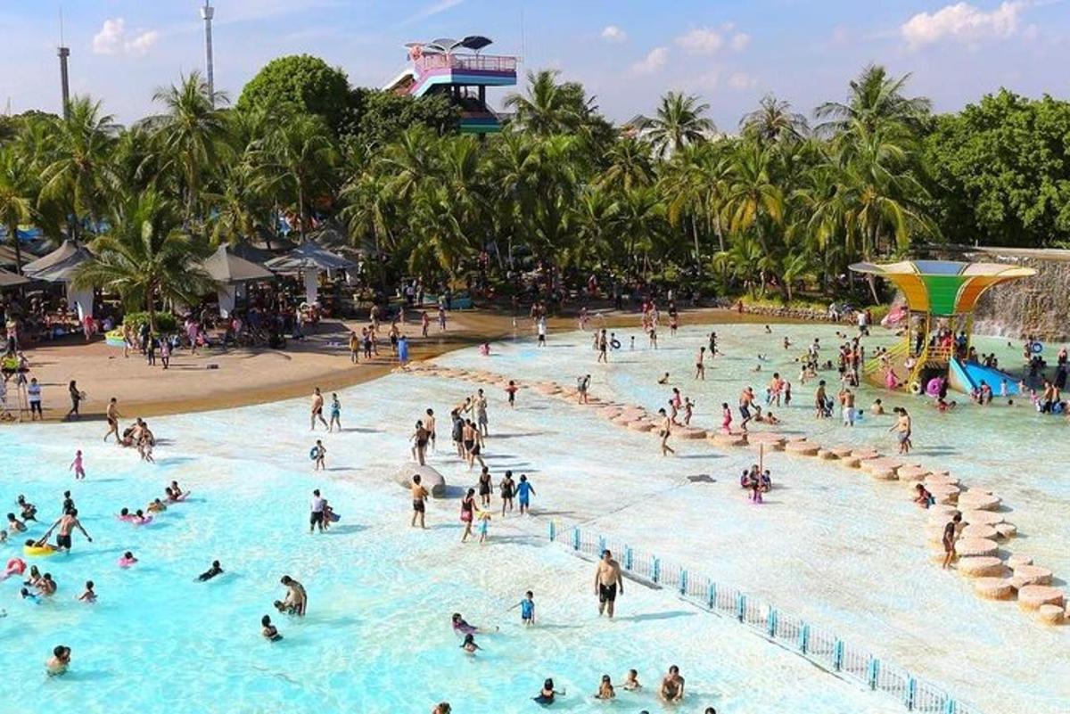 un gruppo di persone in una piscina in un parco acquatico