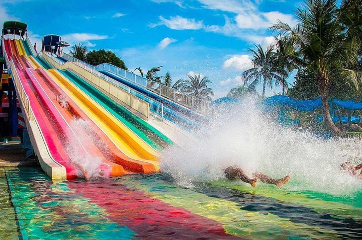 uno scivolo color arcobaleno in un parco acquatico