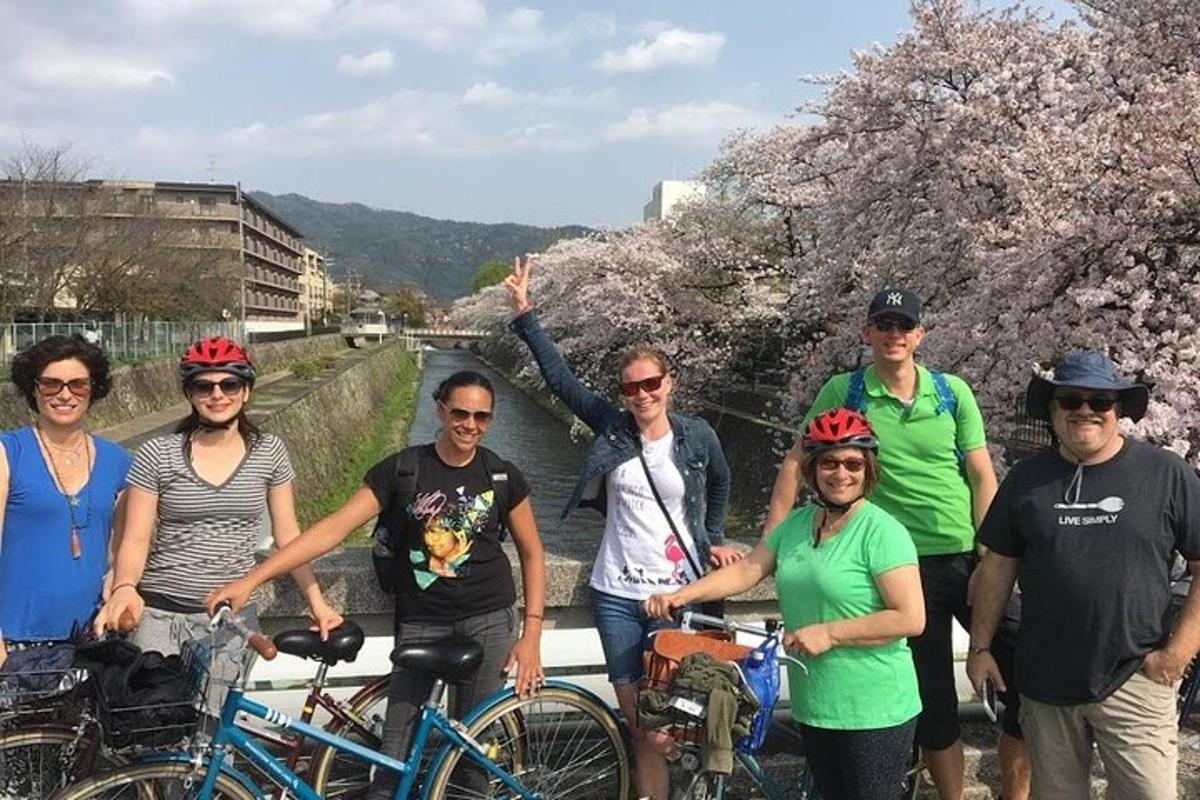 un gruppo di persone che posano per una foto con le loro biciclette