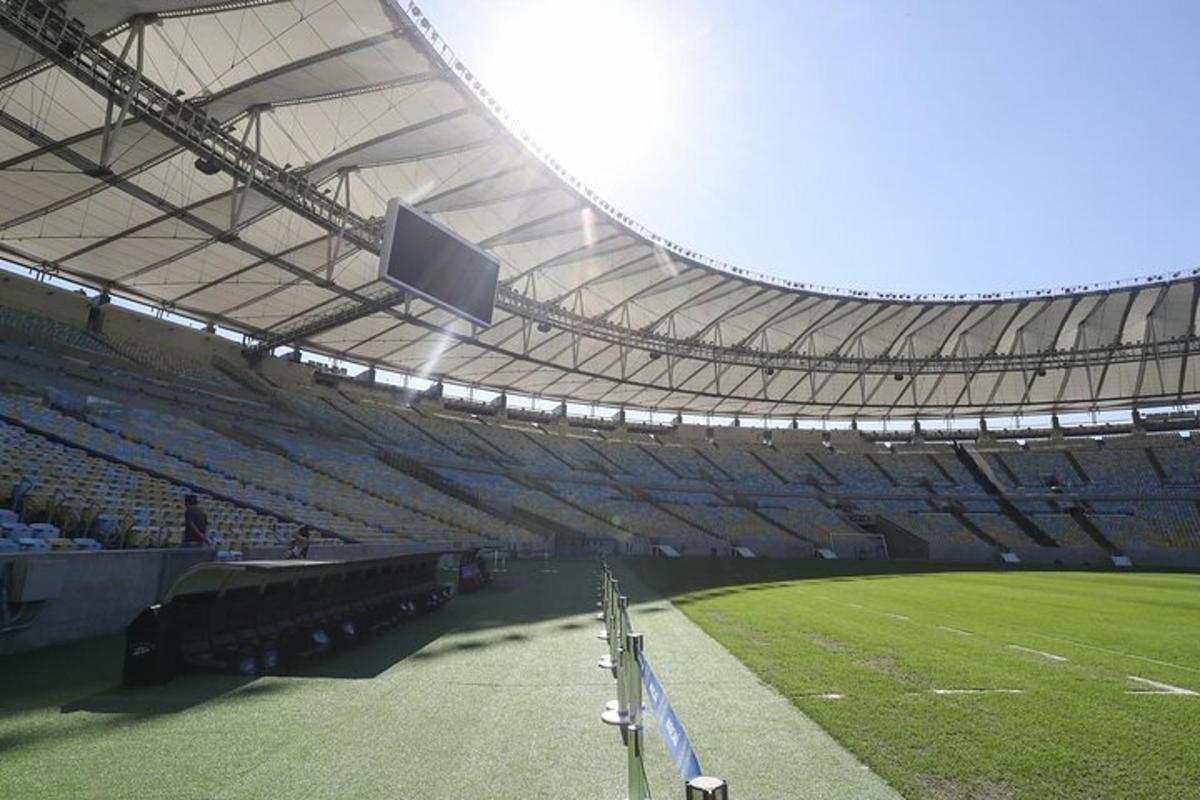 una vista di uno stadio con un campo da calcio