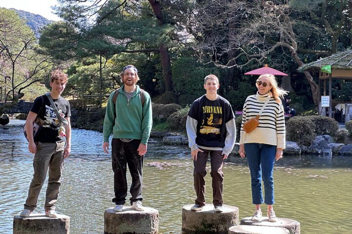 un gruppo di persone in piedi su gradini di pietra nell'acqua
