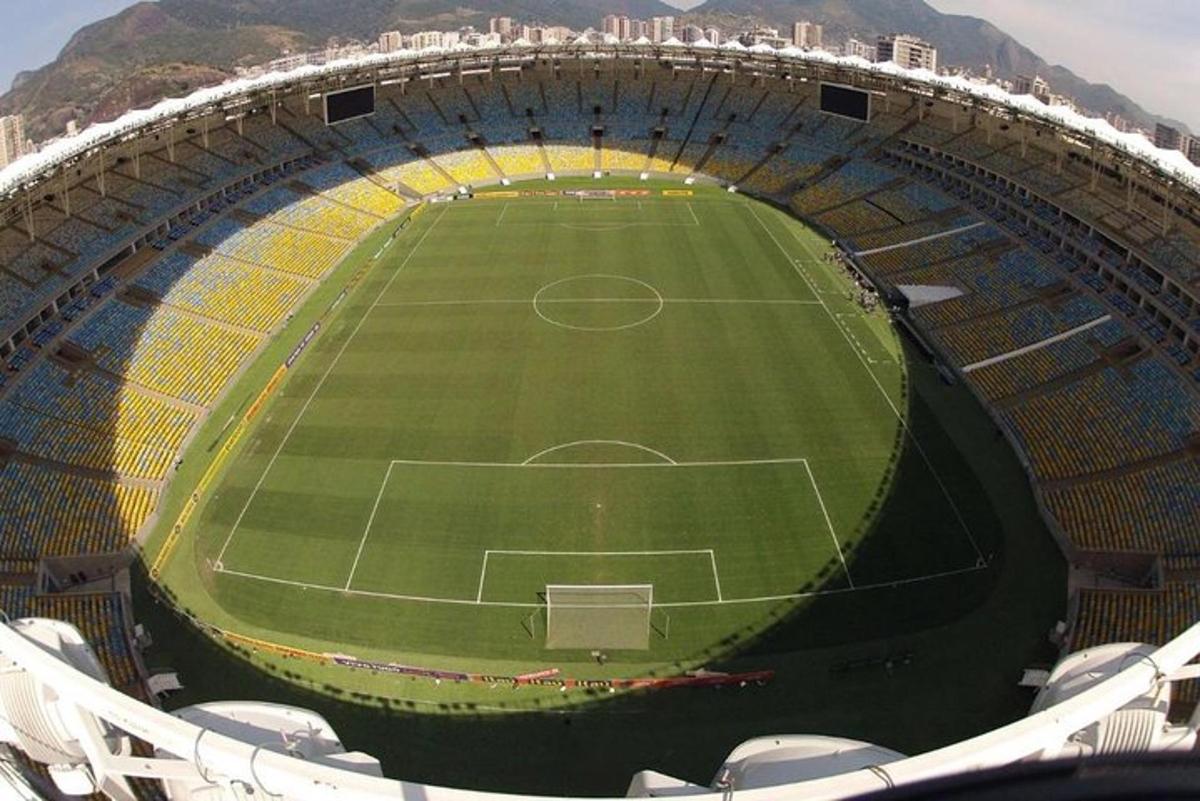 una vista dall'alto di uno stadio di calcio vuoto
