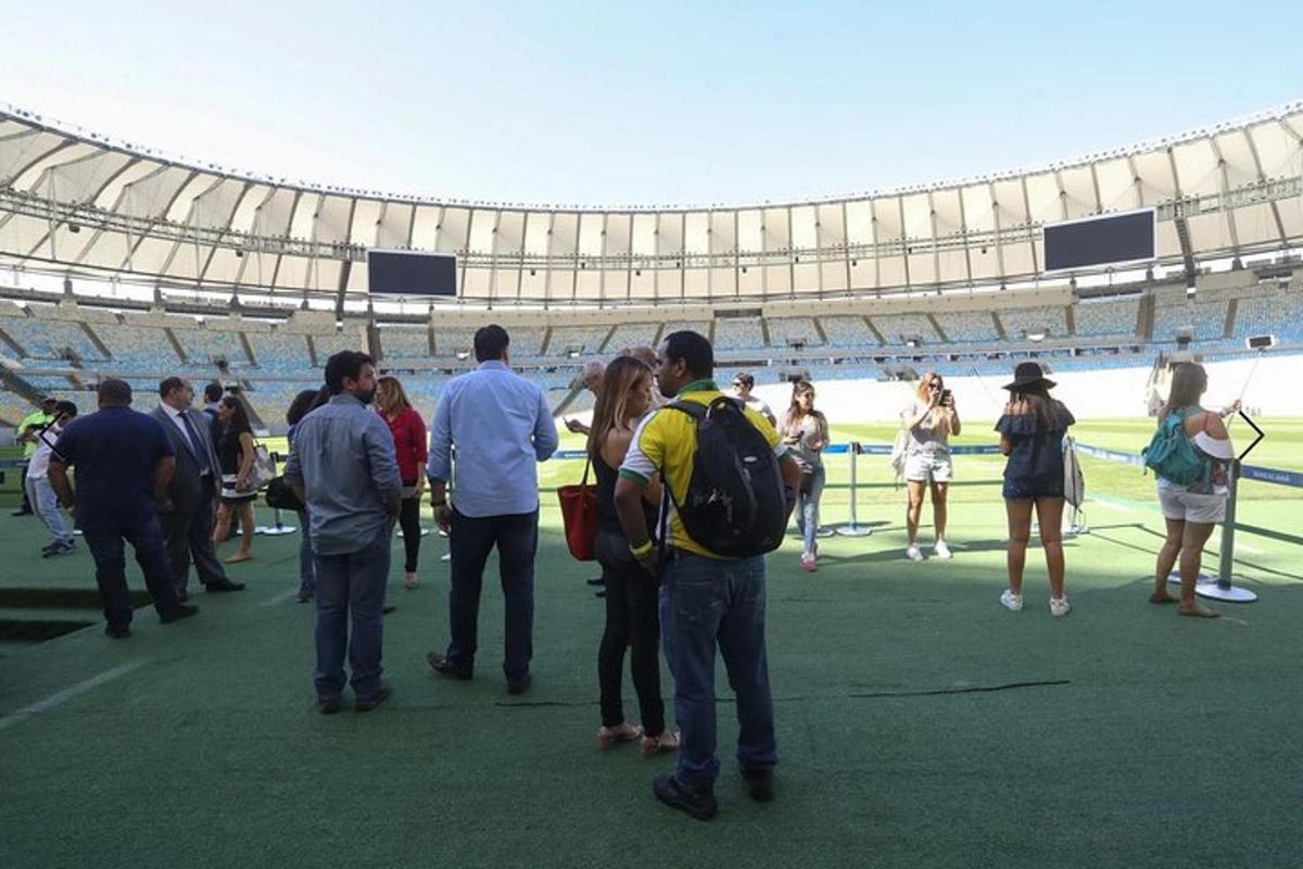 un gruppo di persone in piedi davanti a uno stadio