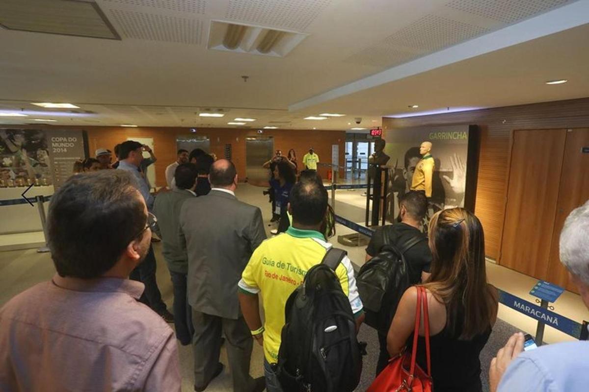 un gruppo di persone in piedi in una hall