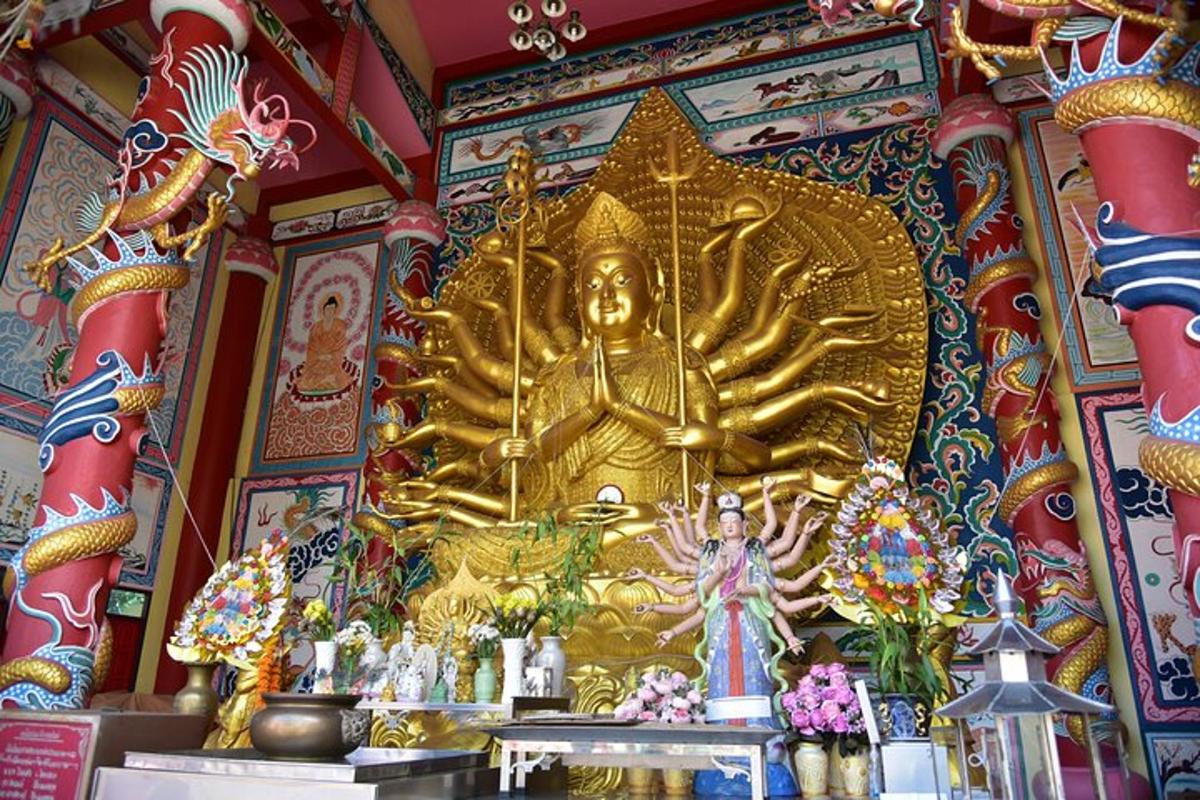 um templo com uma estátua de ouro de uma divindade