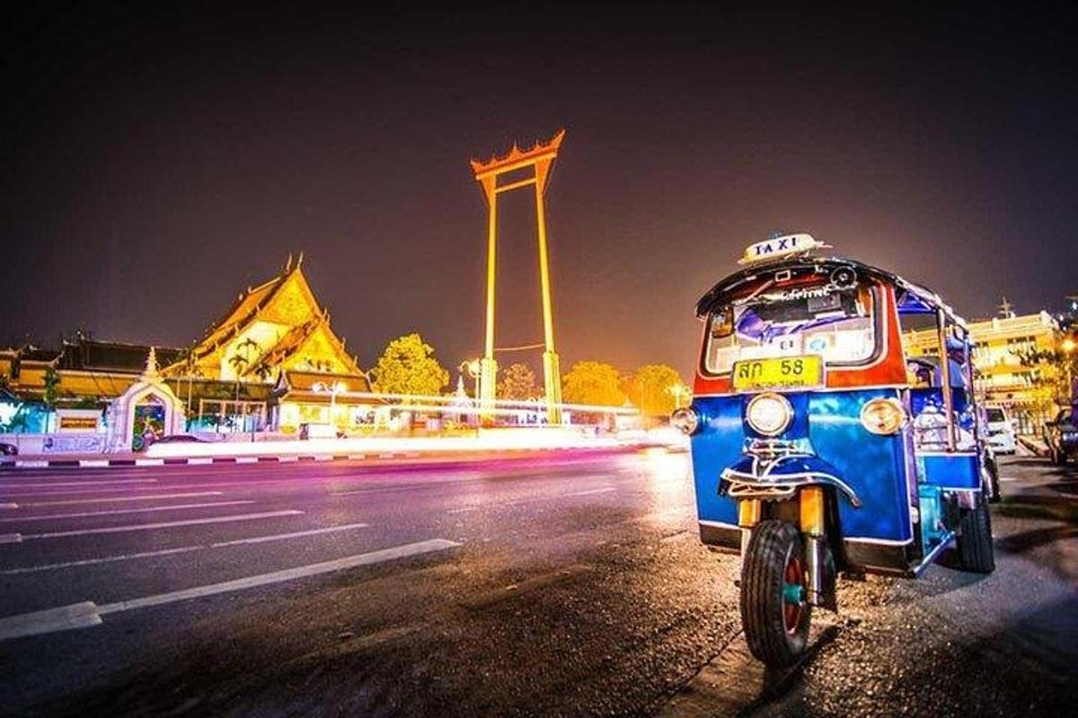 un autobuz parcat pe marginea străzii noaptea