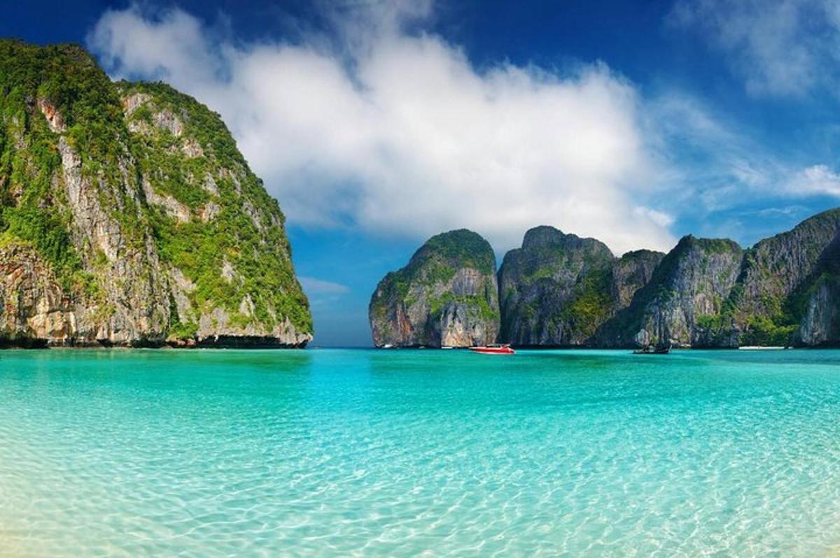 una vista di una spiaggia con una barca in acqua