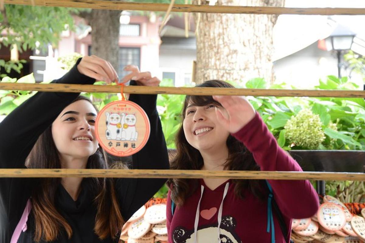 Dos mujeres jóvenes paradas una al lado de la otra
