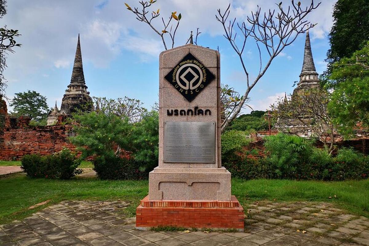 isang monumento na may salitang navaho sa isang parke