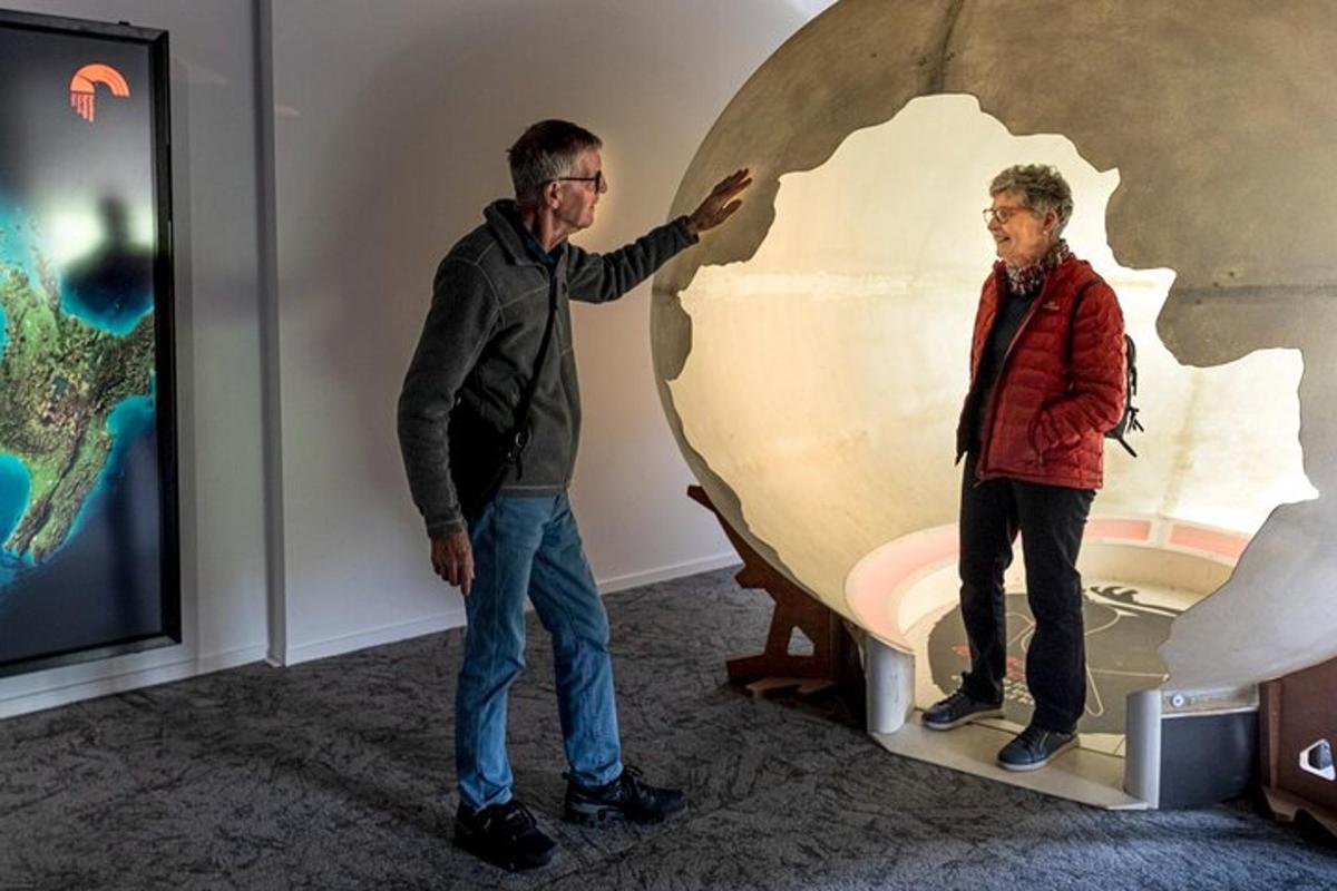 zwei Männer stehen vor einer großen Kunstausstellung