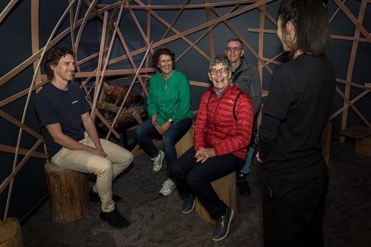 een groep mensen die in een kamer zitten