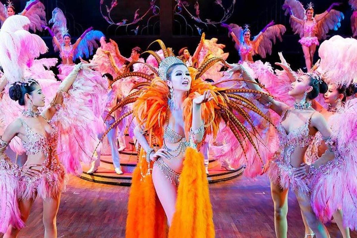 Un grupo de mujeres con trajes rosas en un escenario.