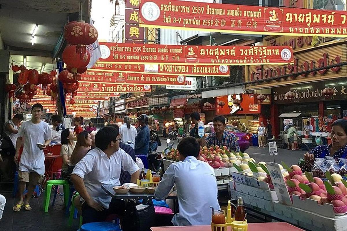 un gruppo di persone sedute ai tavoli in un mercato