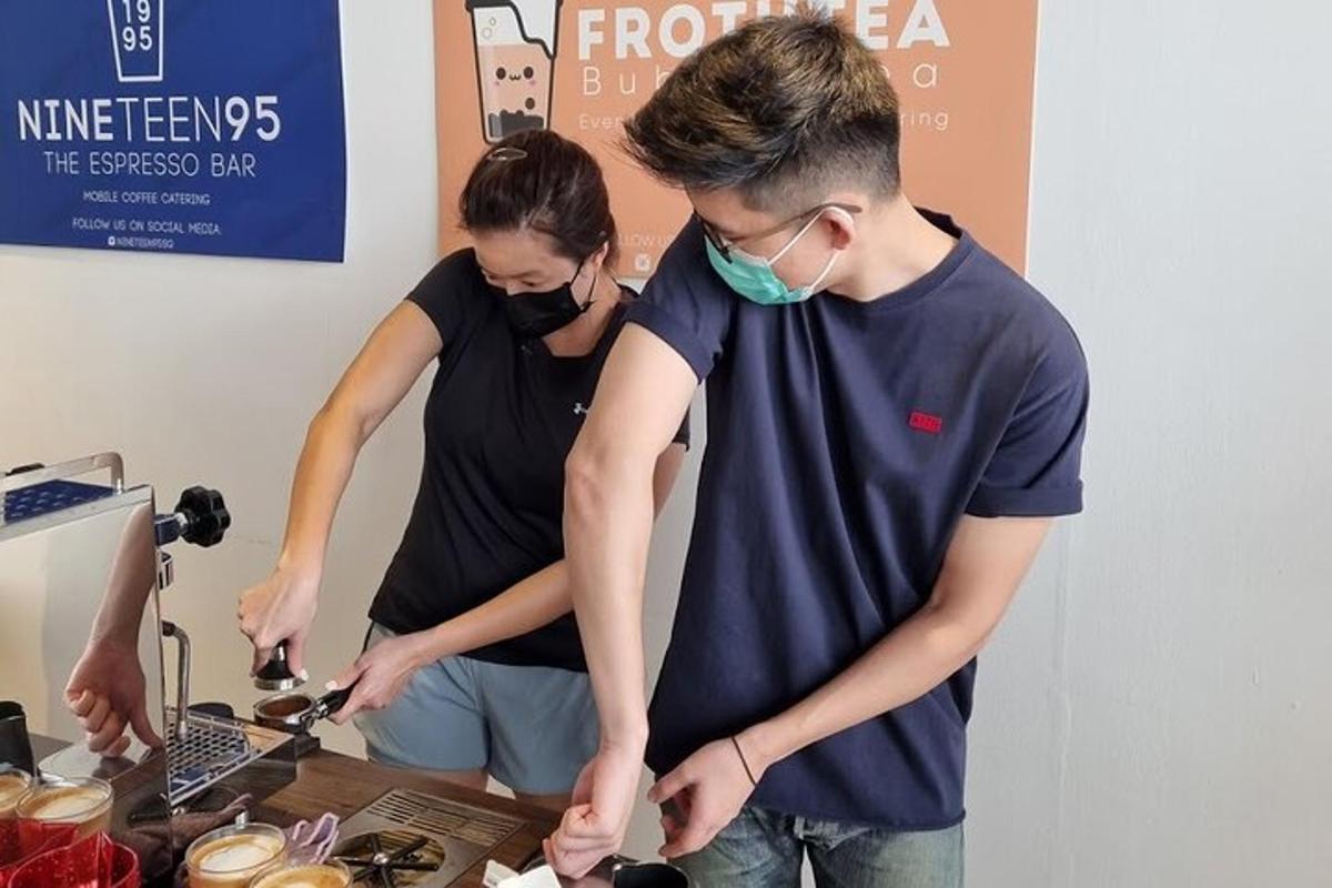 muž a žena s rouškou připravující jídlo
