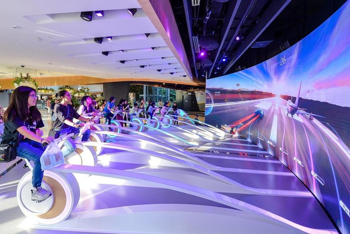 Un grupo de personas jugando a los bolos