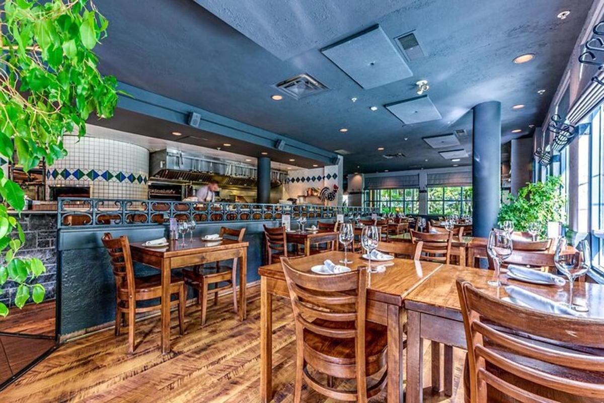 Un comedor con mesas y sillas de madera.