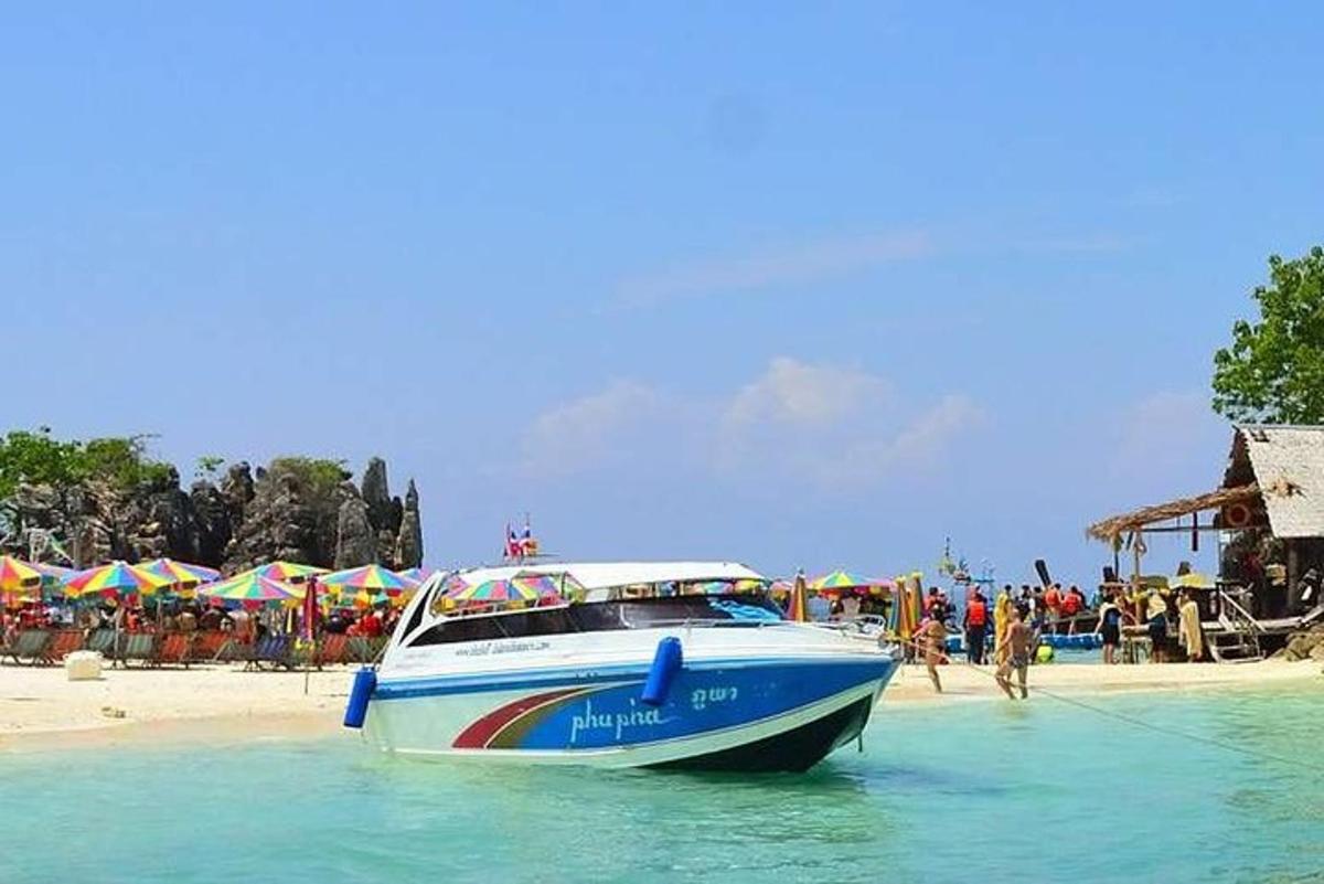 perahu biru dan putih di air di pantai