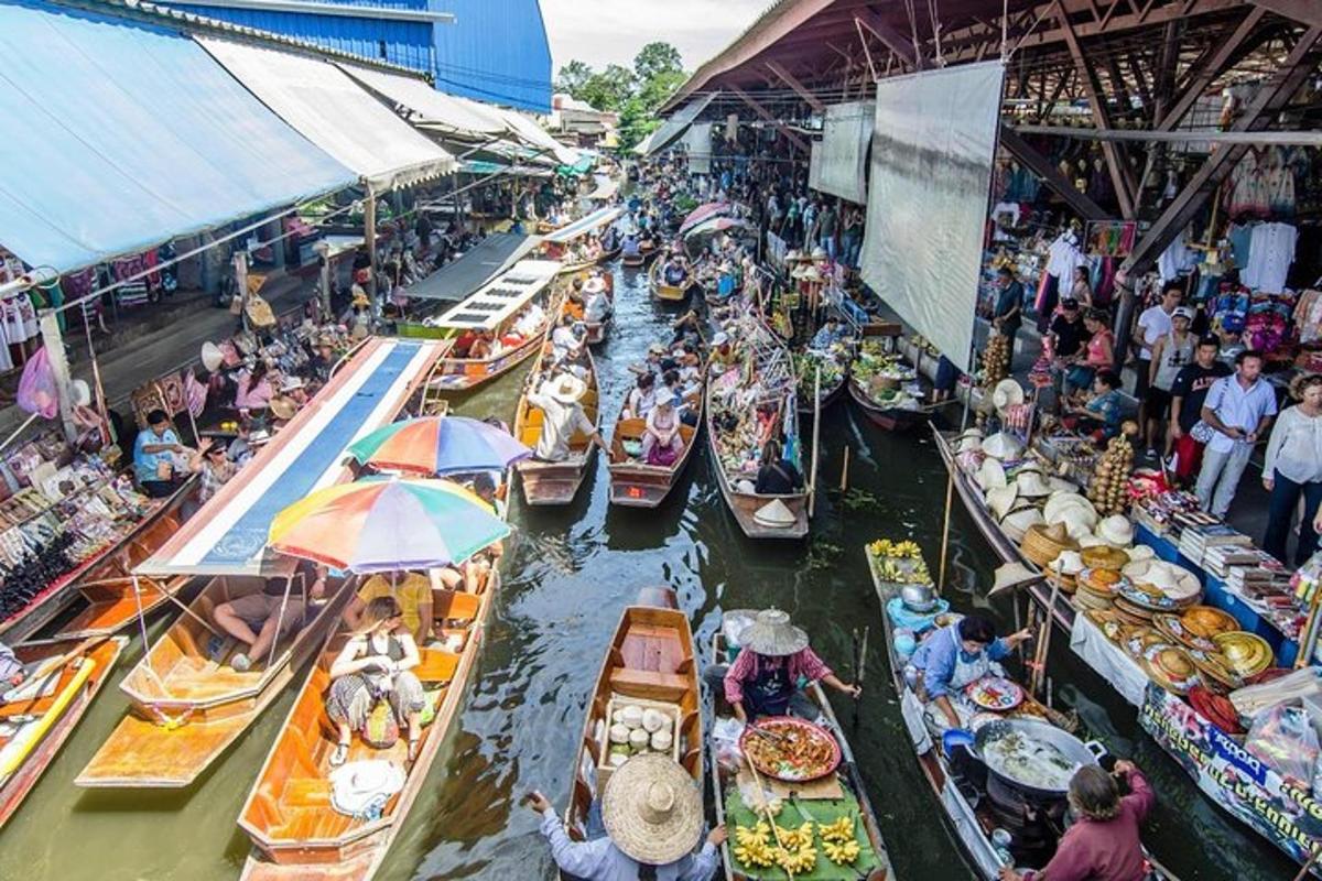 eine Gruppe von Booten im Wasser auf einem Markt