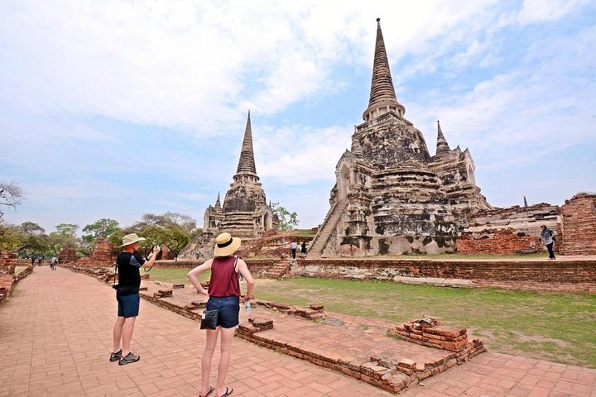 zwei Menschen stehen vor einem Tempel