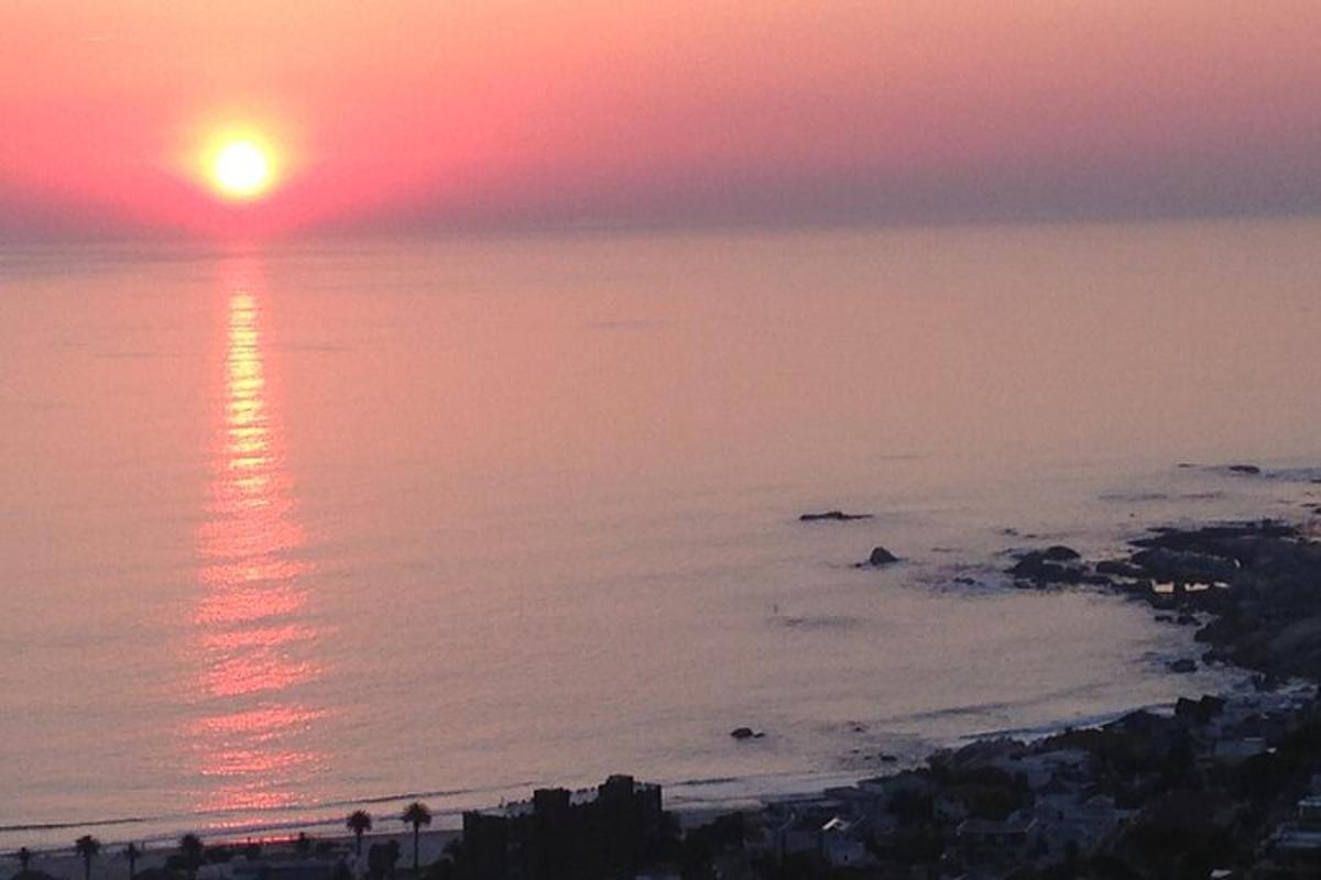 un tramonto su uno specchio d'acqua con una città