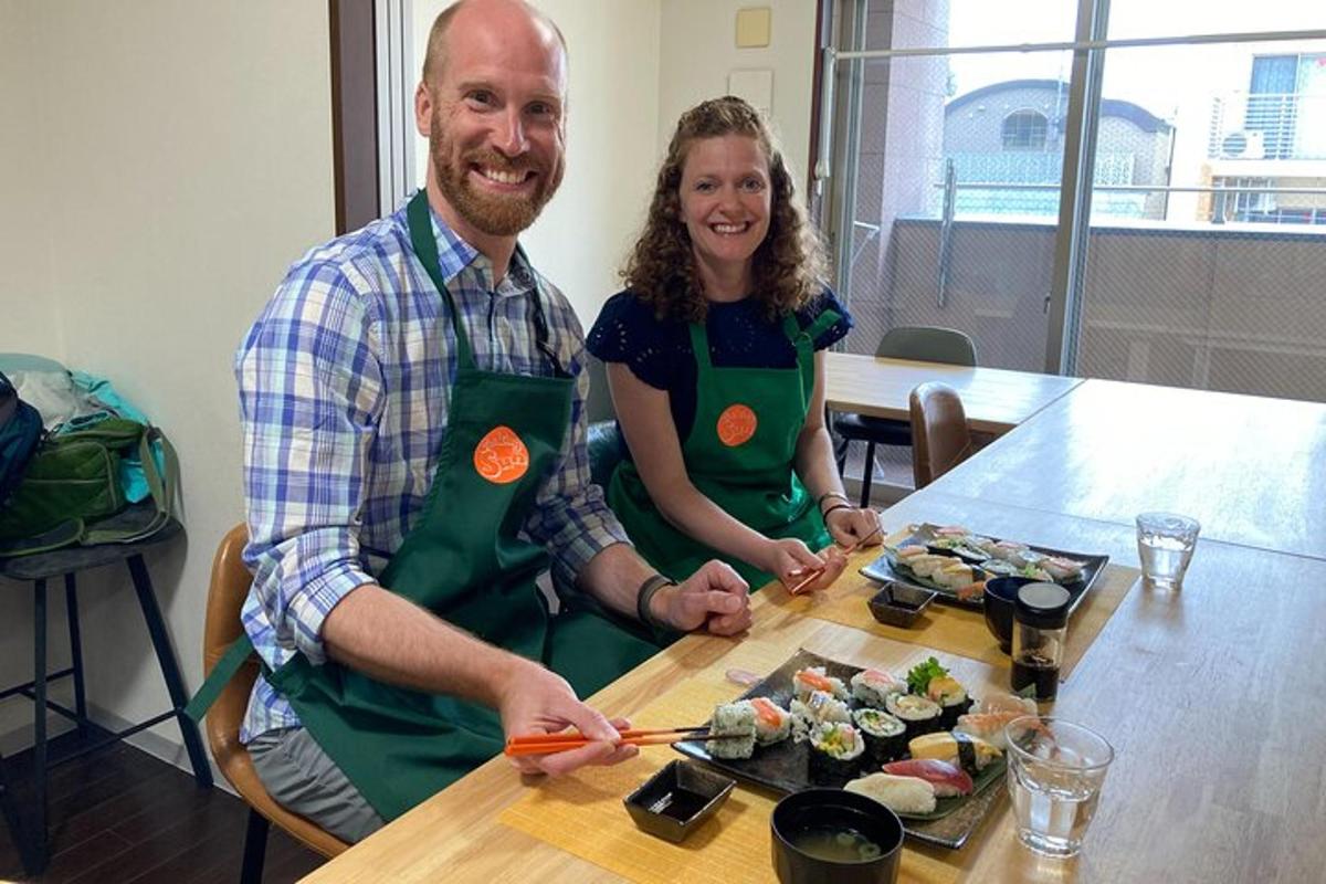 Mees ja naine istuvad lauas sushiga