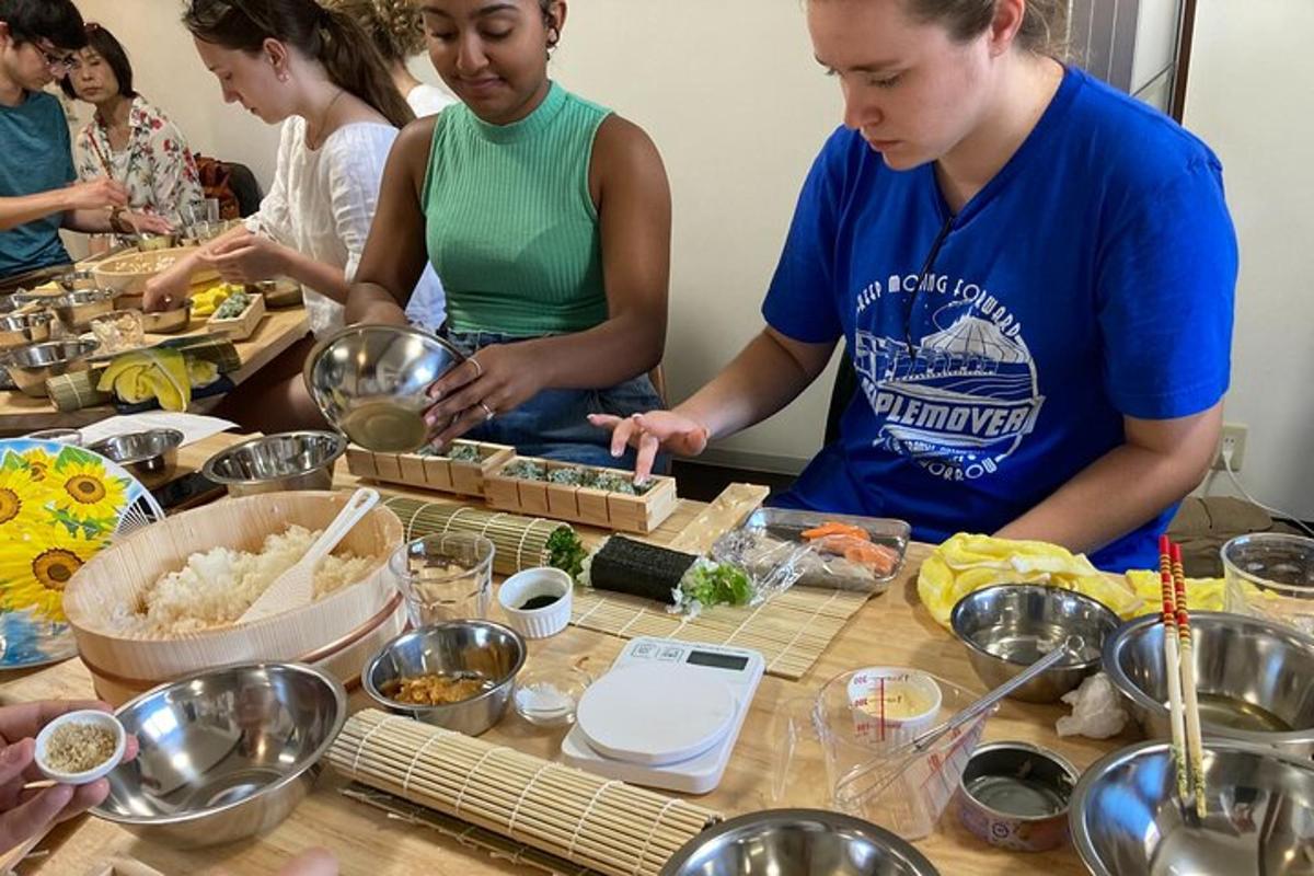 un gruppo di persone in piedi attorno a un tavolo che prepara il cibo
