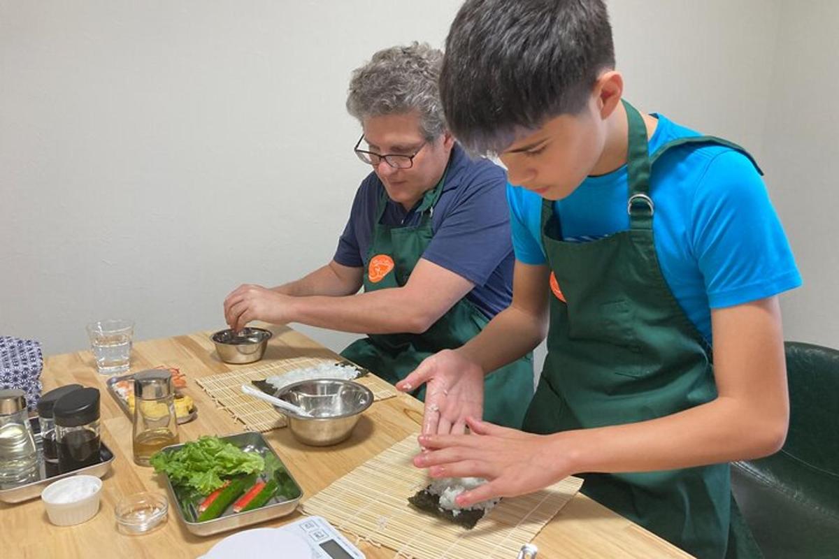 un uomo e un ragazzo preparano il cibo su un tavolo