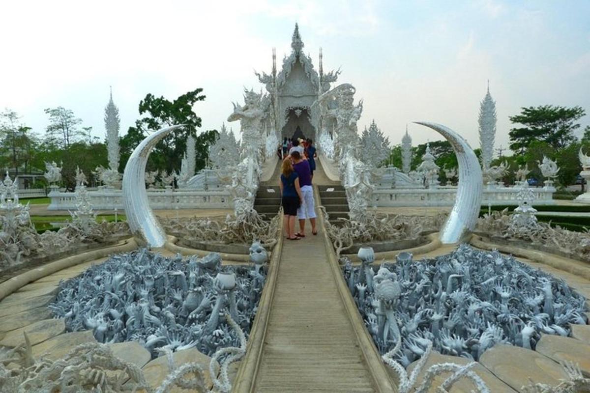 กลุ่มคนยืนอยู่หน้าน้ำพุสีขาว
