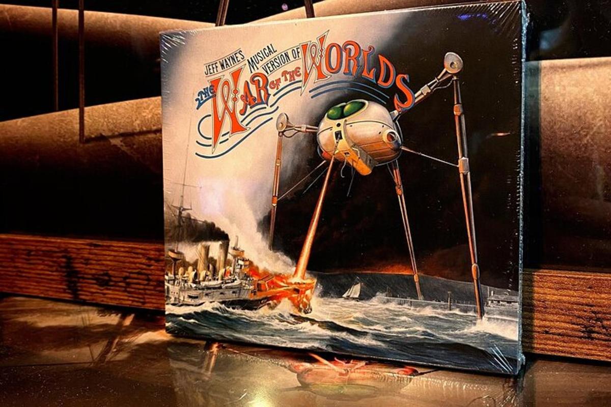 um livro com a imagem de um navio na água