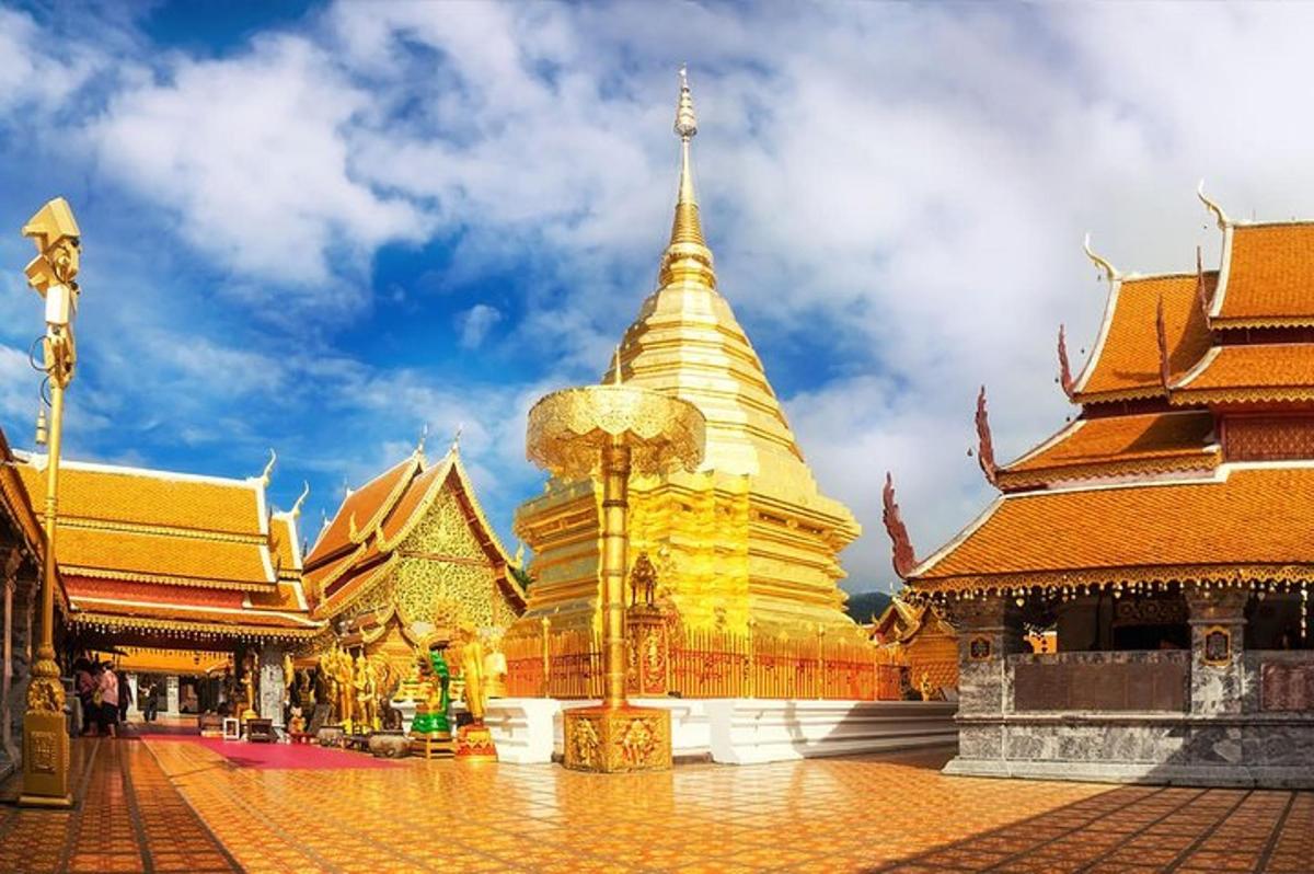 zlata pagoda s križem na vrhu stavbe